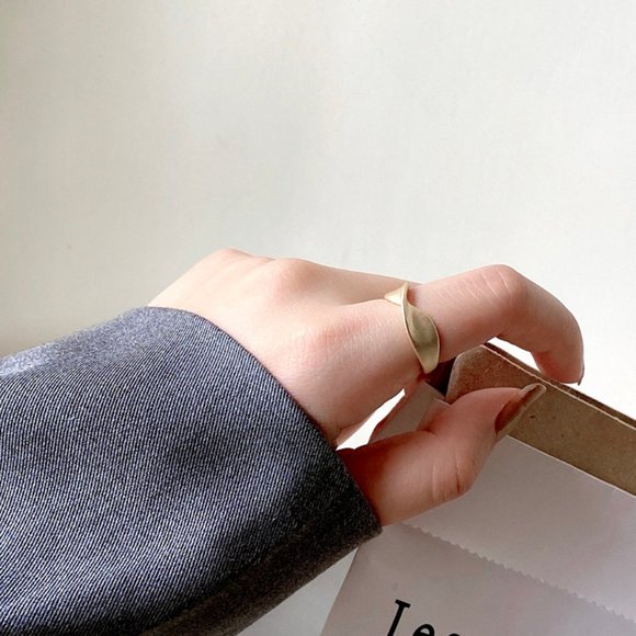 LAST ONE 💖Golden Minimalistic Ring - Picture 5 of 12